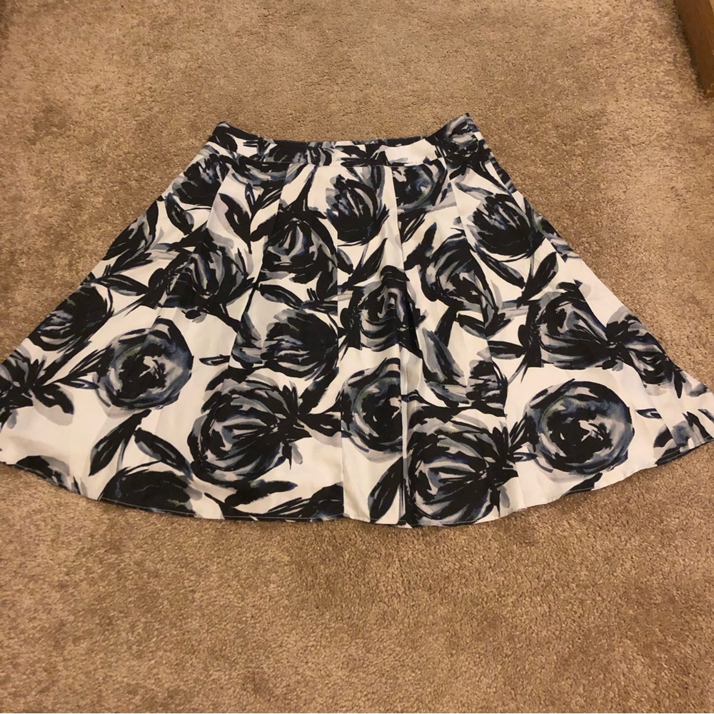 🌕The Limited blue and white floral pleated skirt, size Medium
